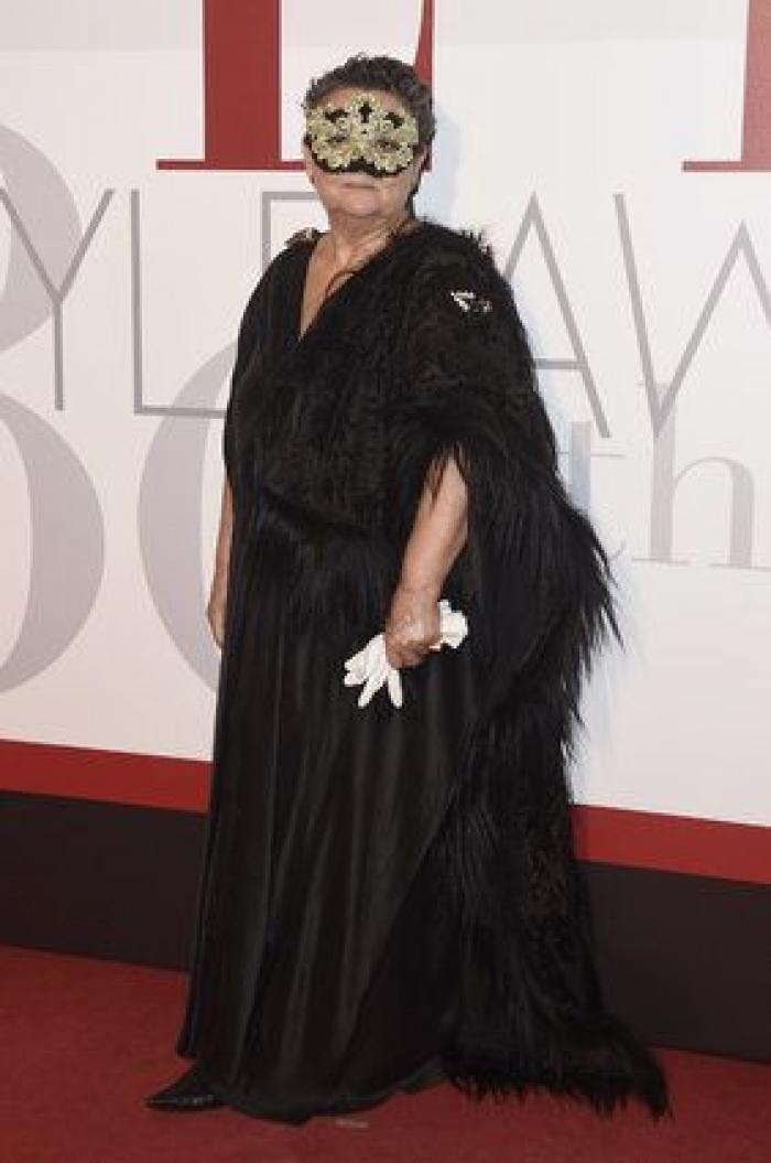 Negro, máscaras y transparencias en el 30 aniversario de 'Elle España'