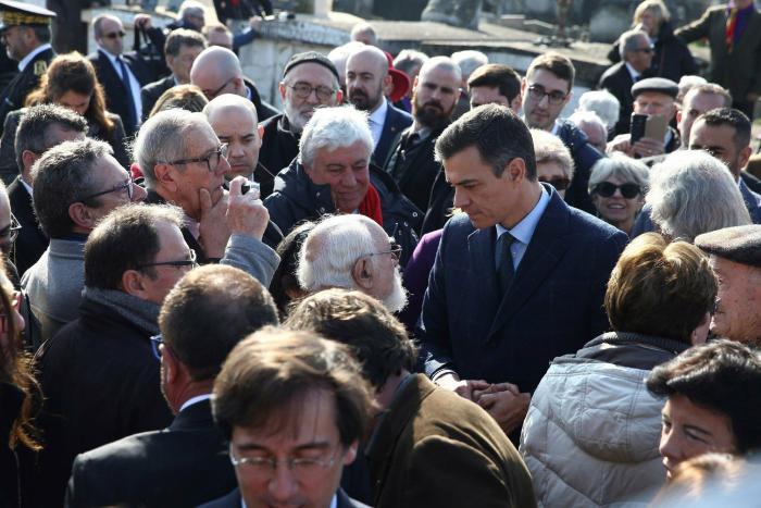 Pedro Sánchez homenajea al exilio español en Francia en la tumba de Manuel Azaña