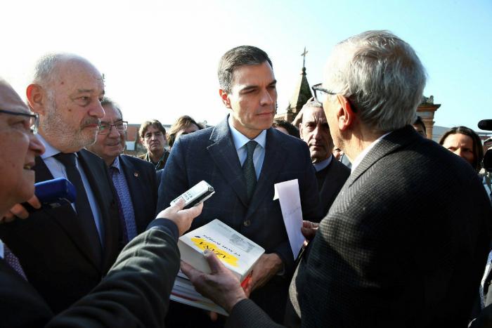 Pedro Sánchez homenajea al exilio español en Francia en la tumba de Manuel Azaña