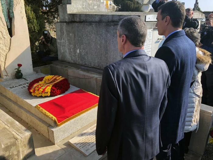 Pedro Sánchez homenajea al exilio español en Francia en la tumba de Manuel Azaña