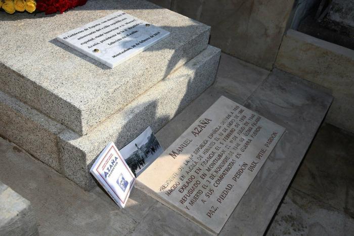 Pedro Sánchez homenajea al exilio español en Francia en la tumba de Manuel Azaña