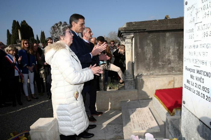 Pedro Sánchez homenajea al exilio español en Francia en la tumba de Manuel Azaña