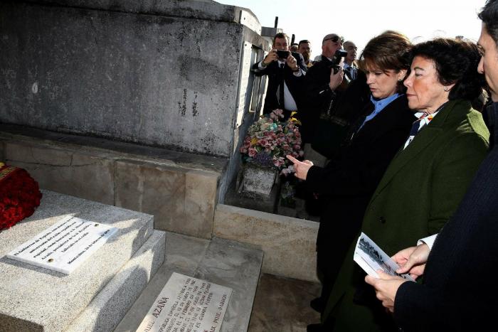 Pedro Sánchez homenajea al exilio español en Francia en la tumba de Manuel Azaña