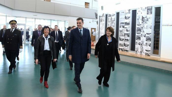 Pedro Sánchez homenajea al exilio español en Francia en la tumba de Manuel Azaña