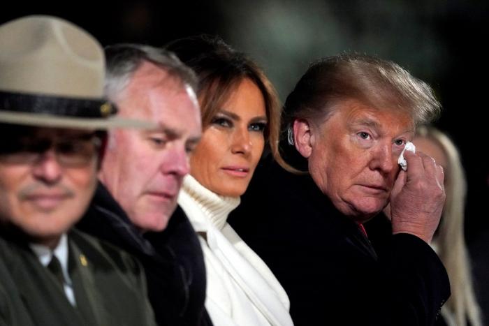 Melania Trump llora en el encendido de las luces del árbol de Navidad