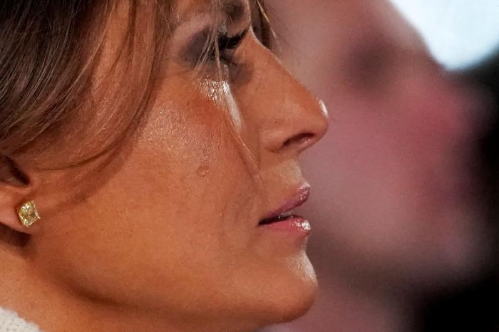 Melania Trump llora en el encendido de las luces del árbol de Navidad
