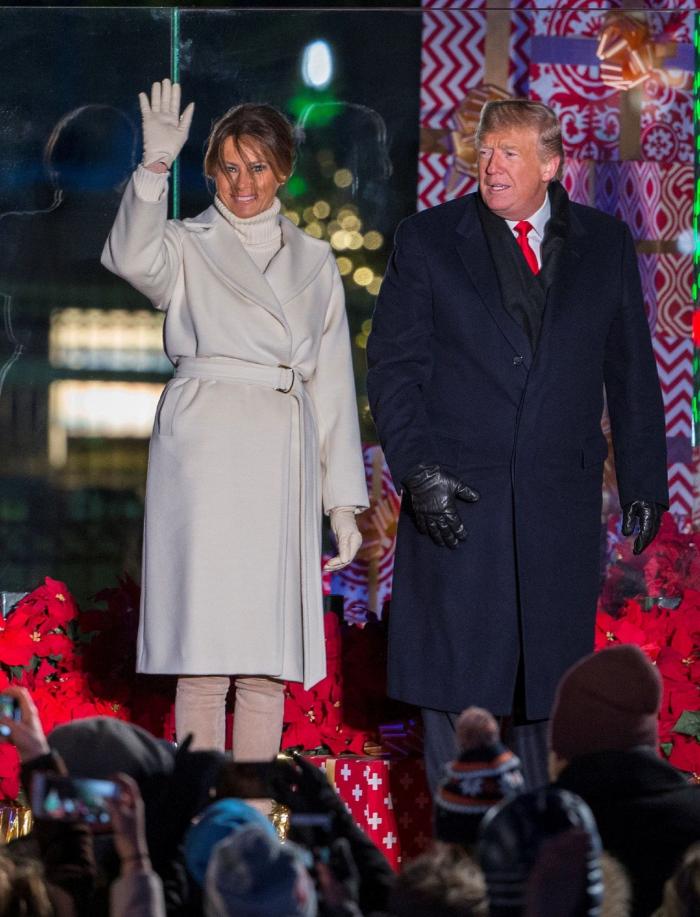 Melania Trump llora en el encendido de las luces del árbol de Navidad
