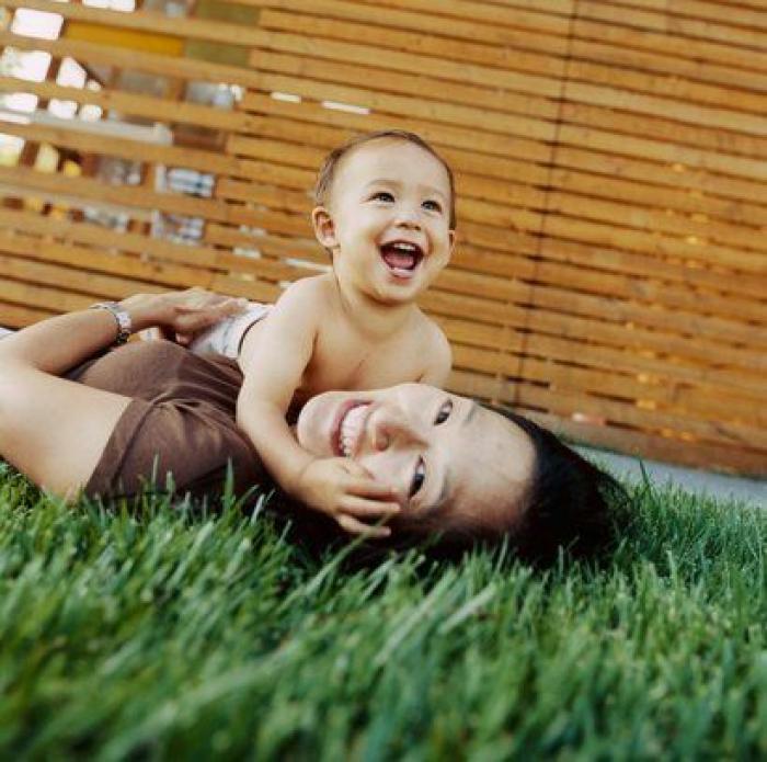 La cara de Mark Zuckerberg y otros guiños del videoclip de 'Ay, mamá' de Rigoberta Bandini