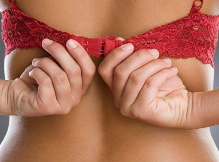 La cara de Mark Zuckerberg y otros guiños del videoclip de 'Ay, mamá' de Rigoberta Bandini