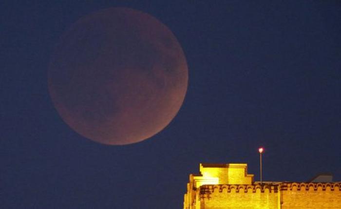 La falsa superluna sobre Cadaqués de Pilar Rahola que desata el cachondeo en Twitter