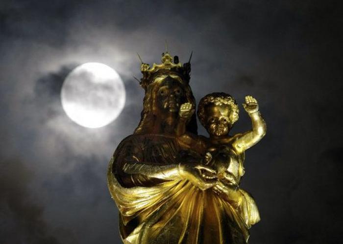 La falsa superluna sobre Cadaqués de Pilar Rahola que desata el cachondeo en Twitter