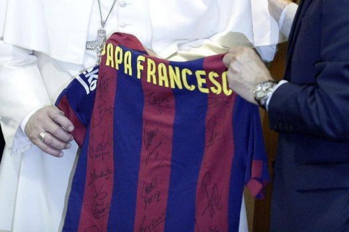 Una camiseta del Barça para el 'papa Francesc' (FOTOS)