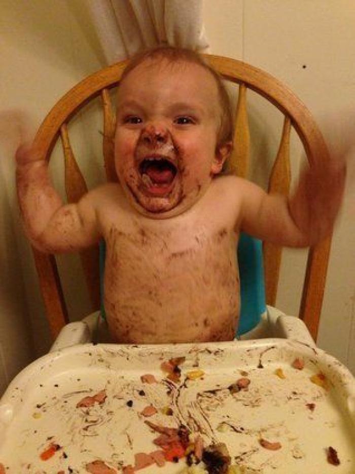 El genial truco de este padre para enseñar a andar a su bebé con un aro