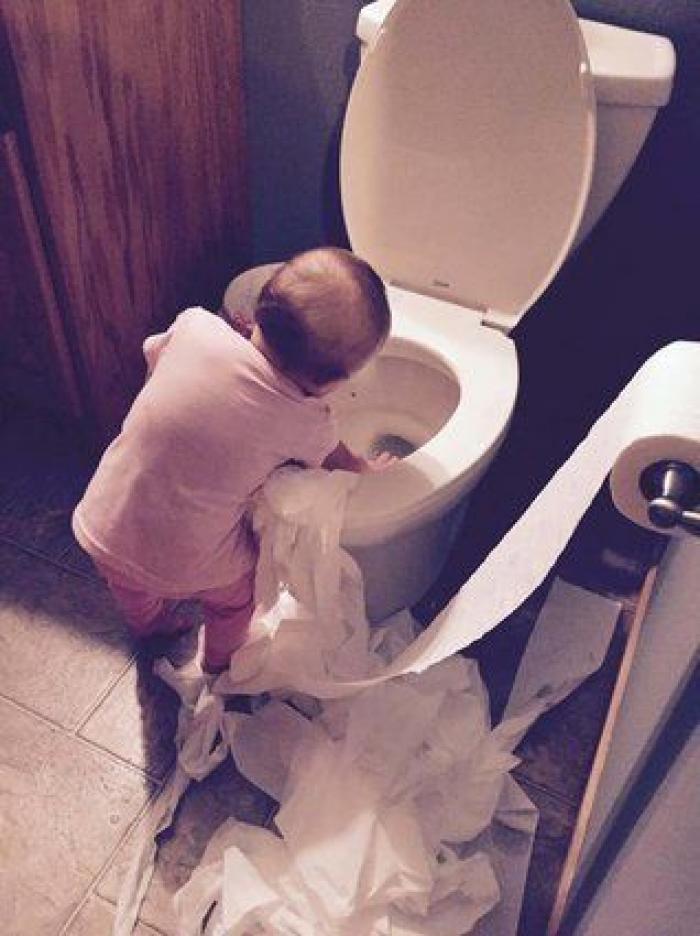 El genial truco de este padre para enseñar a andar a su bebé con un aro