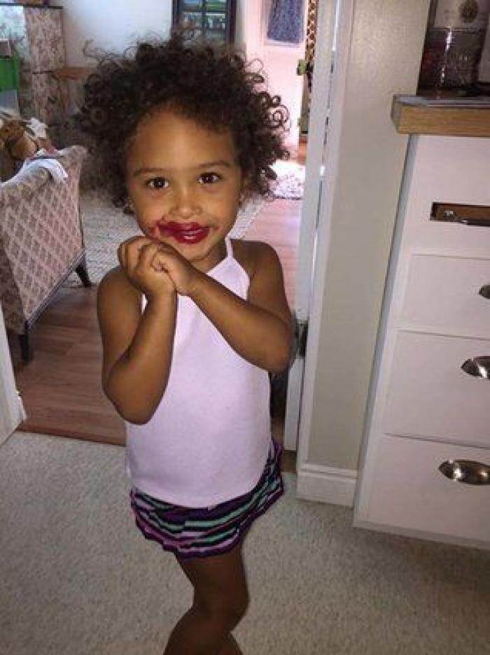 El genial truco de este padre para enseñar a andar a su bebé con un aro