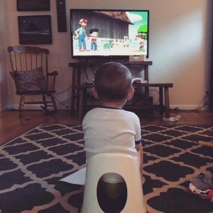 El genial truco de este padre para enseñar a andar a su bebé con un aro