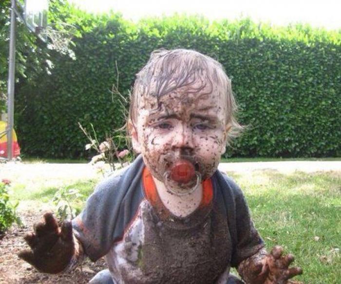 El genial truco de este padre para enseñar a andar a su bebé con un aro