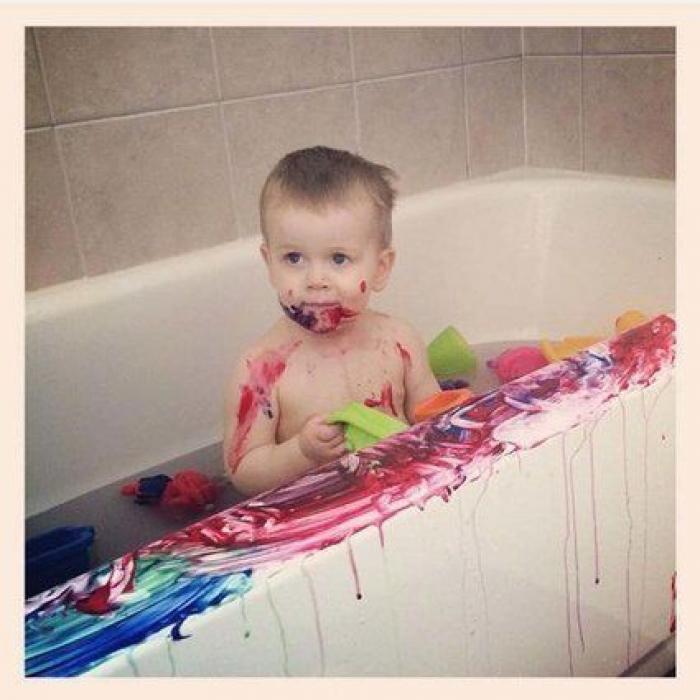 El genial truco de este padre para enseñar a andar a su bebé con un aro