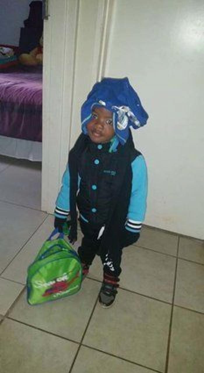 El genial truco de este padre para enseñar a andar a su bebé con un aro