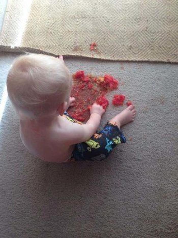 El genial truco de este padre para enseñar a andar a su bebé con un aro