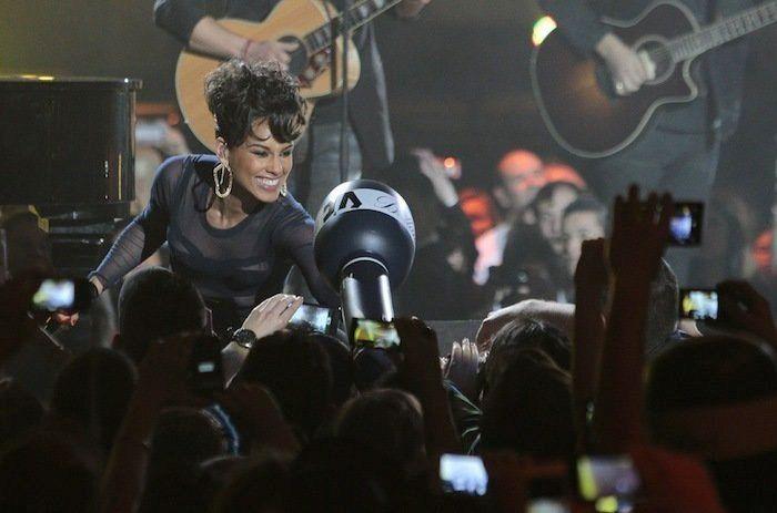 Los vídeos de la actuación por la que acusan a Amaia Montero de ir borracha