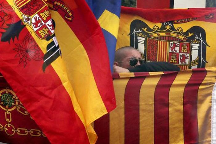 Los participantes de la marcha de extrema derecha de Barcelona queman esteladas en Montjüic