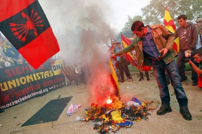 Los participantes de la marcha de extrema derecha de Barcelona queman esteladas en Montjüic
