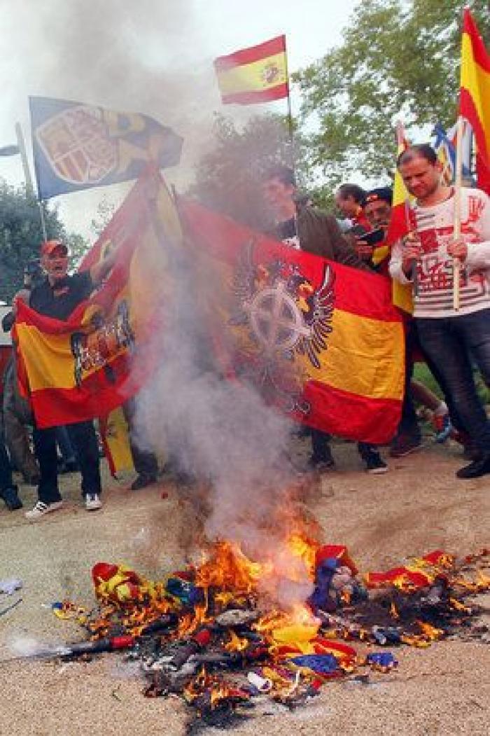 Los participantes de la marcha de extrema derecha de Barcelona queman esteladas en Montjüic