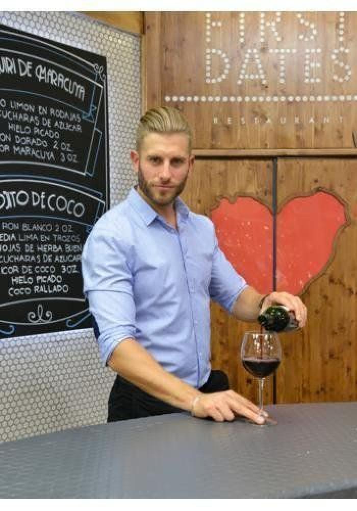 Llega a 'First Dates' alegre como "la teta de Sabrina" pero las borderías de su cita le hacen perder los papeles