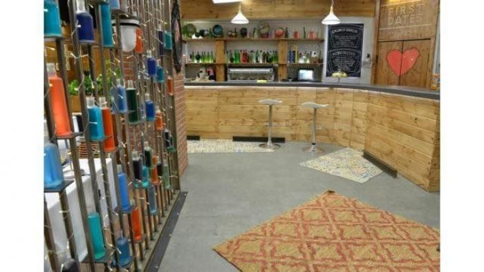 Llega a 'First Dates' alegre como "la teta de Sabrina" pero las borderías de su cita le hacen perder los papeles