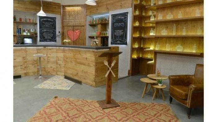 Llega a 'First Dates' alegre como "la teta de Sabrina" pero las borderías de su cita le hacen perder los papeles