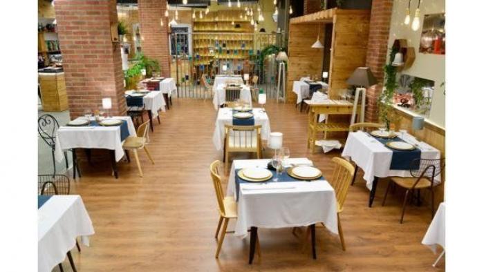 Llega a 'First Dates' alegre como "la teta de Sabrina" pero las borderías de su cita le hacen perder los papeles