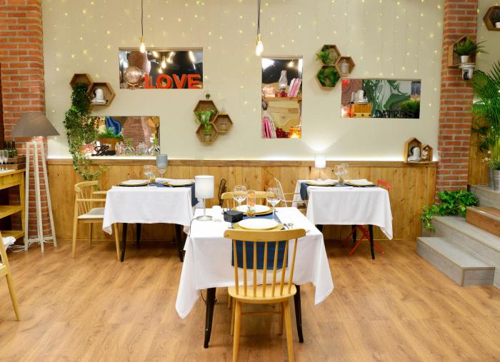 Llega a 'First Dates' alegre como "la teta de Sabrina" pero las borderías de su cita le hacen perder los papeles