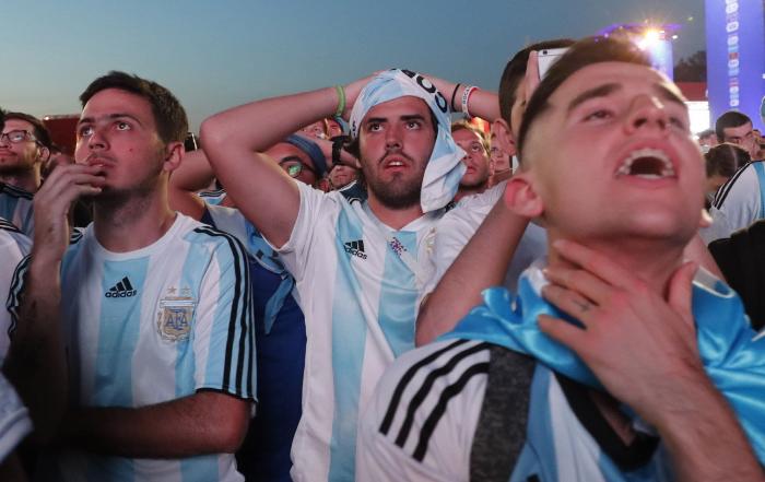 Al menos tres heridos en una pelea por una entrada junto al estadio del Argentina-Croacia