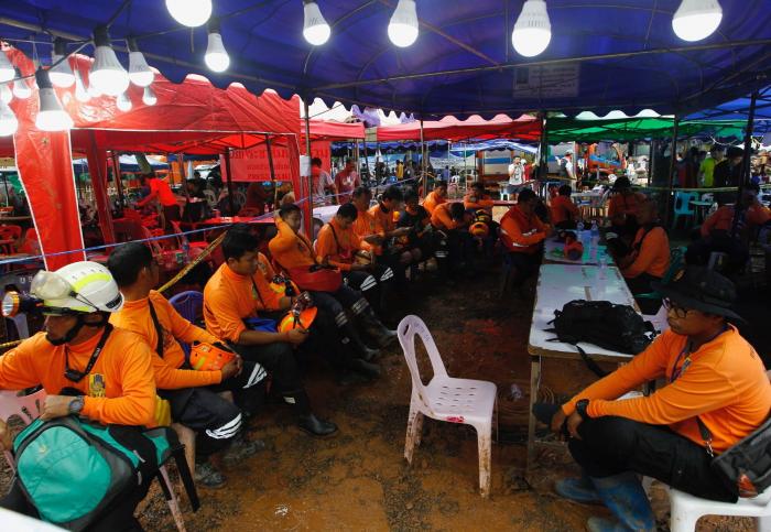 Rescatadas las 22 personas de paddle surf a resguardo del viento en una cueva