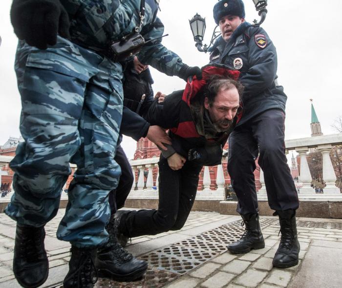 El aeropuerto de Donetsk, reducido a una carcasa calcinada tras meses de bombardeos