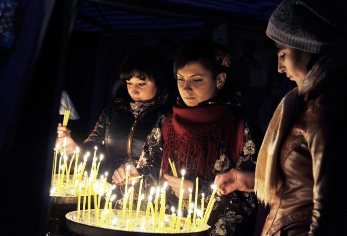 El aeropuerto de Donetsk, reducido a una carcasa calcinada tras meses de bombardeos