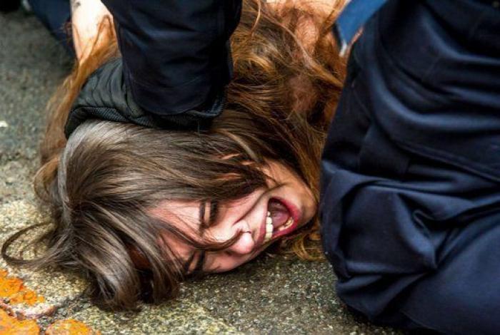 Activistas de Femen protestan frente a Dominique Strauss-Kahn