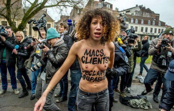 Activistas de Femen protestan frente a Dominique Strauss-Kahn