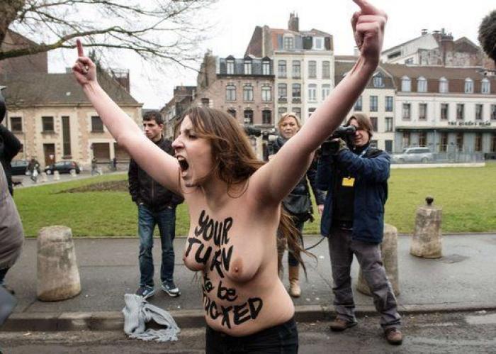 Activistas de Femen protestan frente a Dominique Strauss-Kahn