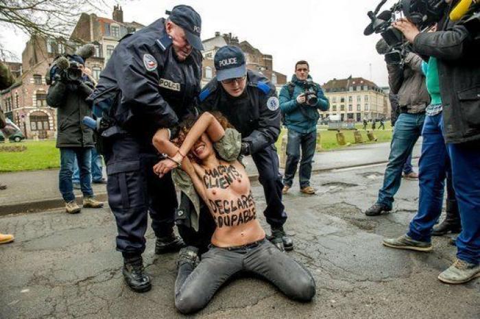Activistas de Femen protestan frente a Dominique Strauss-Kahn