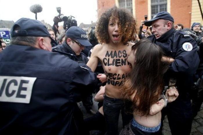 Activistas de Femen protestan frente a Dominique Strauss-Kahn