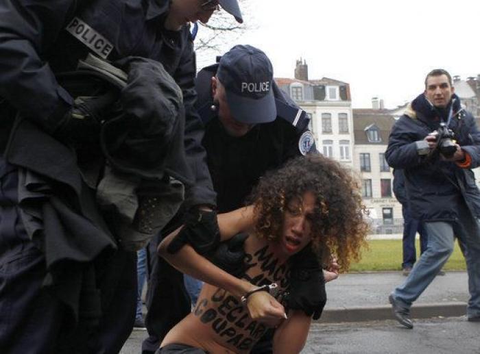 Activistas de Femen protestan frente a Dominique Strauss-Kahn