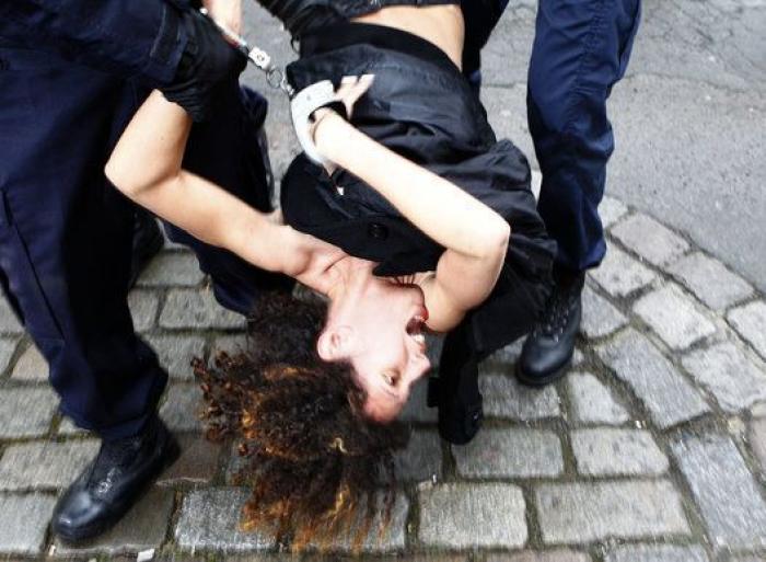 Activistas de Femen protestan frente a Dominique Strauss-Kahn