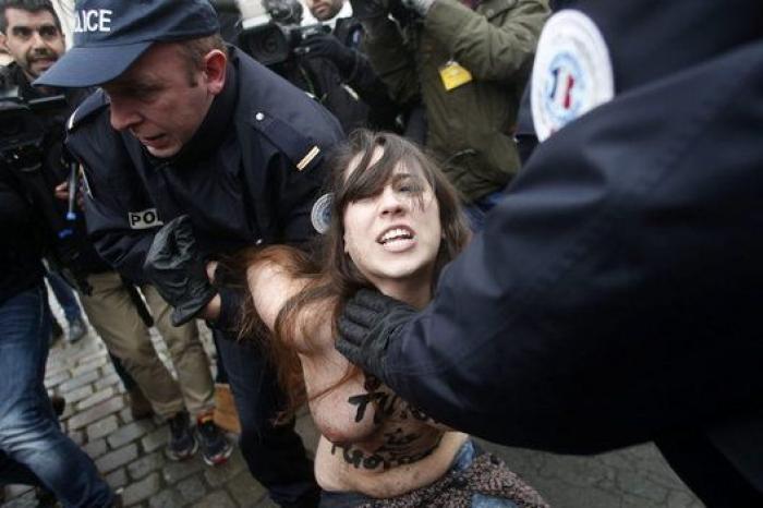 Activistas de Femen protestan frente a Dominique Strauss-Kahn