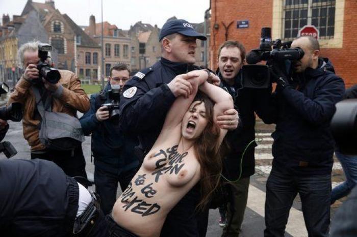 Activistas de Femen protestan frente a Dominique Strauss-Kahn