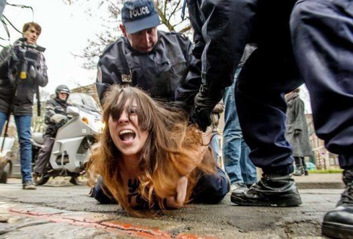 Activistas de Femen protestan frente a Dominique Strauss-Kahn
