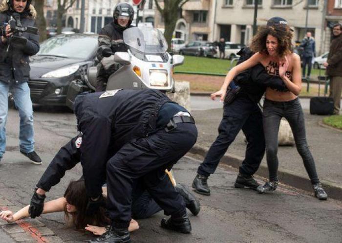 Activistas de Femen protestan frente a Dominique Strauss-Kahn
