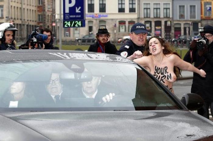 Activistas de Femen protestan frente a Dominique Strauss-Kahn
