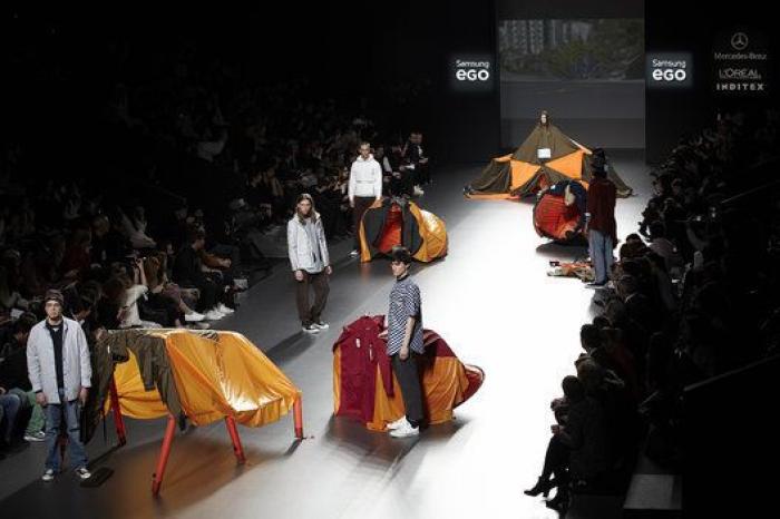 Abrigos que son tiendas de campañas: el desfile de Gómez, ganador del Samsung Ego Innovation Project (FOTOS)
